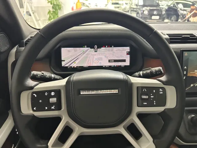 Land Rover Defender — Фото автомобиля 18