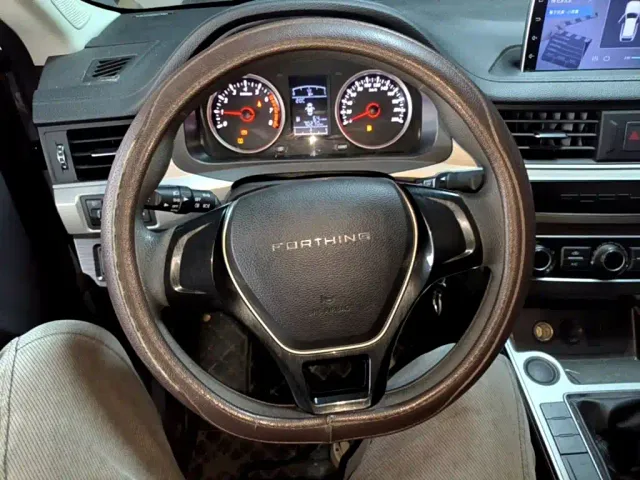 Forthing T5 — Фото автомобиля 10