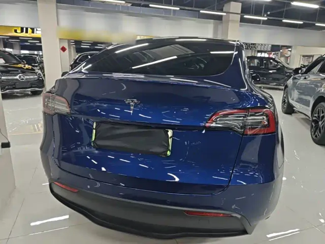 Tesla Model Y — Фото автомобиля 5