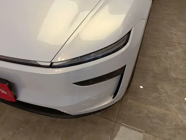Tesla Model Y — Фото автомобиля 23