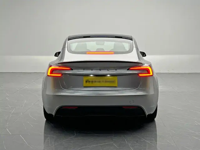 Tesla Model 3 — Фото автомобиля 5