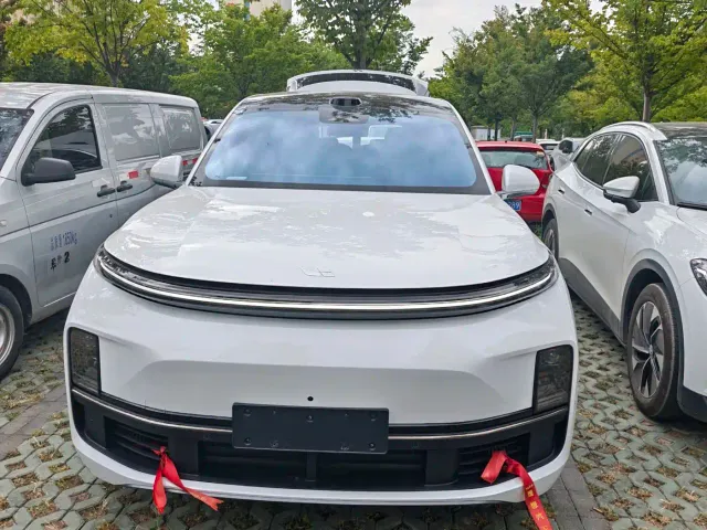Li Auto L8 — Фото автомобиля 2