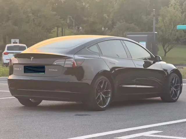 Tesla Model 3 — Фото автомобиля 5