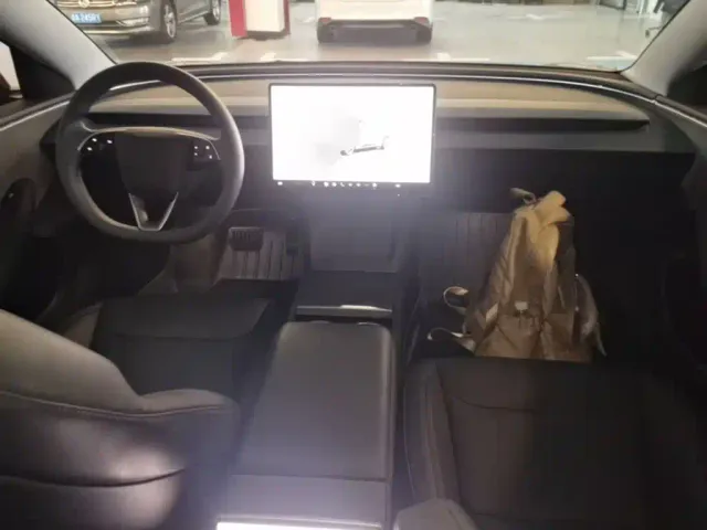 Tesla Model 3 — Фото автомобиля 9
