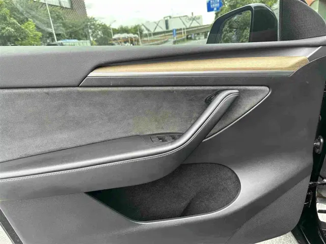 Tesla Model Y — Фото автомобиля 17