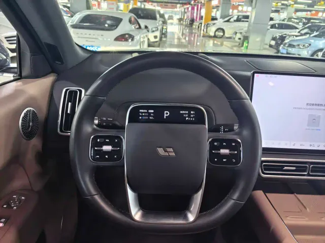 Li Auto L8 — Фото автомобиля 4