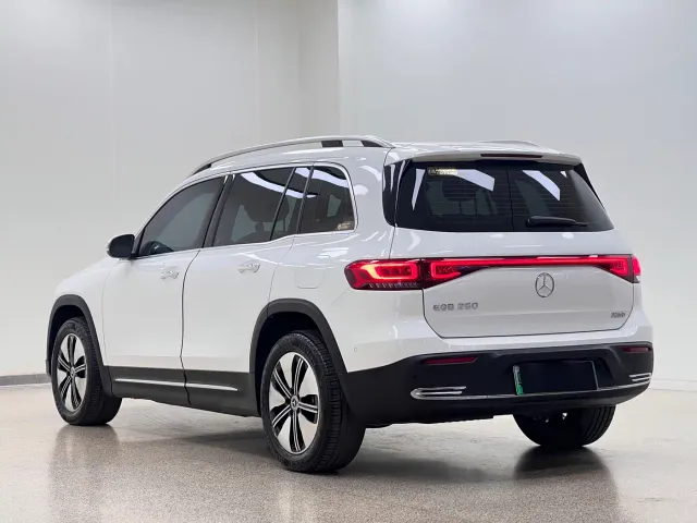 Mercedes-Benz EQB — Фото автомобиля 4