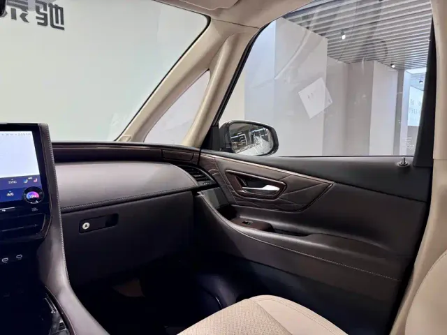 Toyota Alphard — Фото автомобиля 24