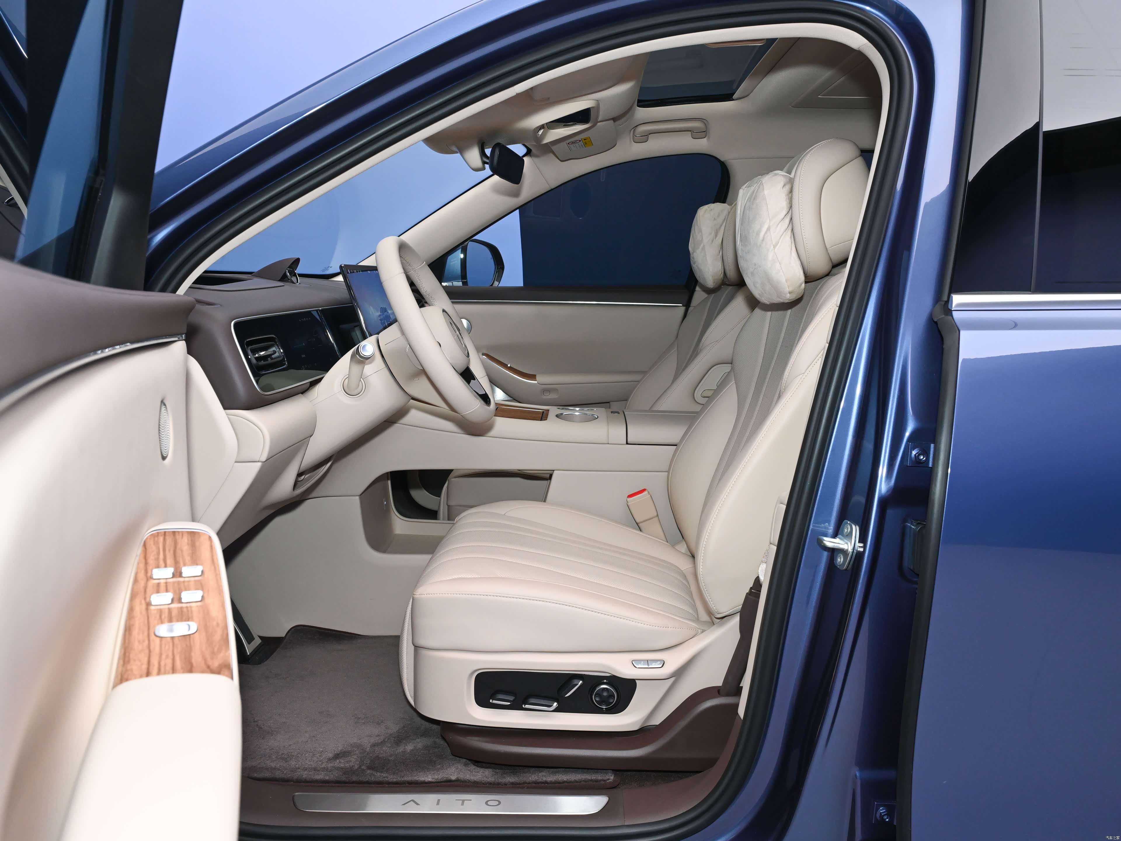 AITO M7 EREV Ultra 5 seats 4wd — Фото автомобиля 6