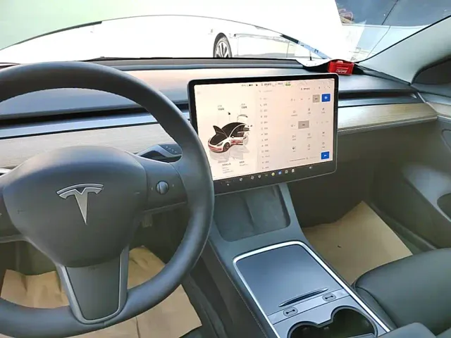 Tesla Model 3 — Фото автомобиля 13
