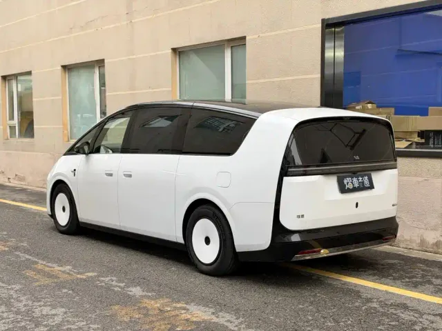 Li Auto MEGA — Фото автомобиля 3