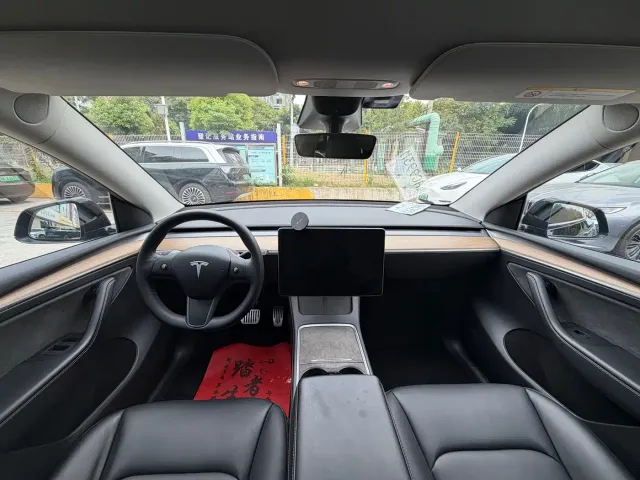 Tesla Model Y — Фото автомобиля 5