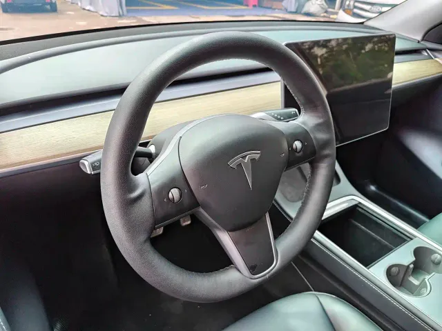 Tesla Model Y — Фото автомобиля 9