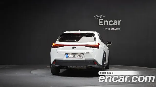Lexus UX — Фото автомобиля 4