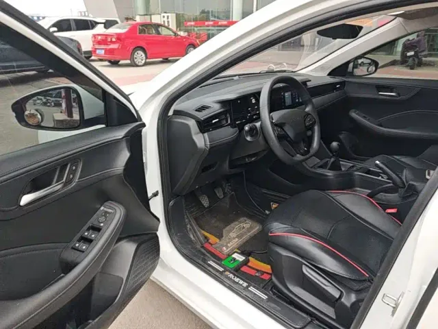 Roewe i5 — Фото автомобиля 15
