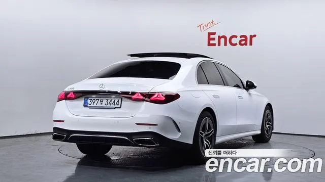Mercedes-Benz E-Class — Фото автомобиля 2