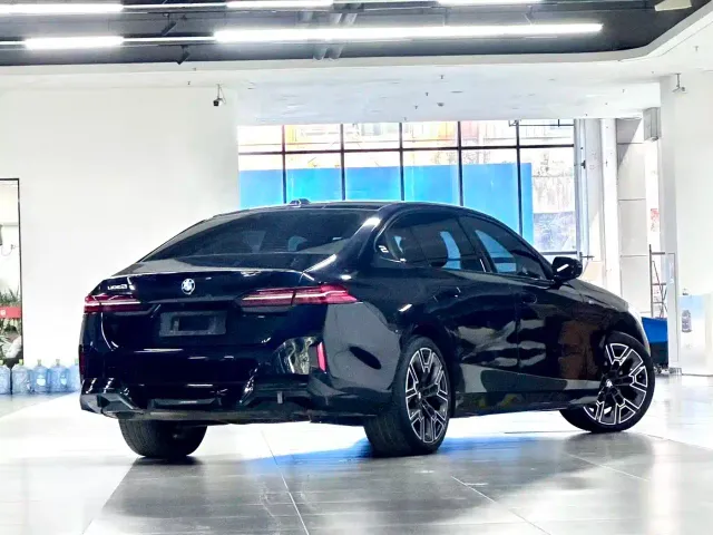 BMW 5 Series — Фото автомобиля 7