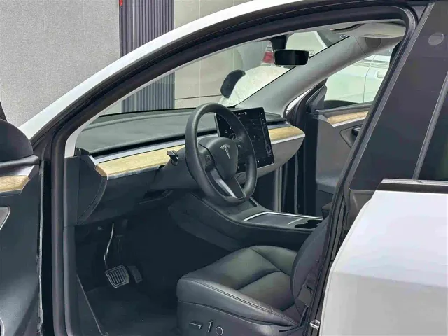 Tesla Model Y — Фото автомобиля 9