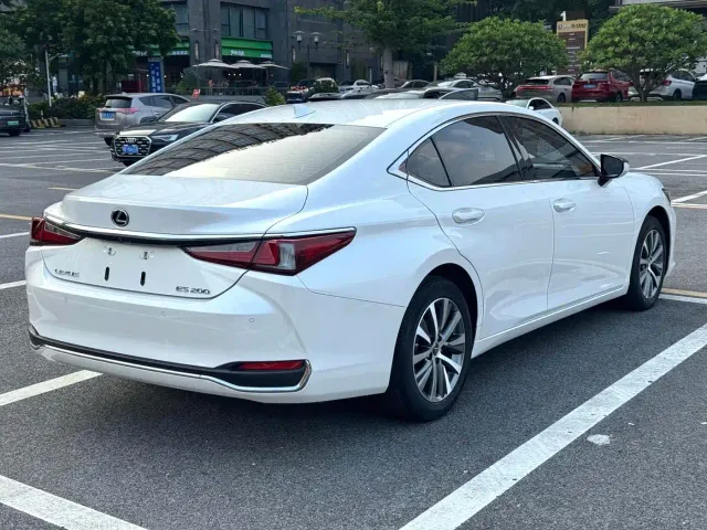 Lexus ES — Фото автомобиля 9