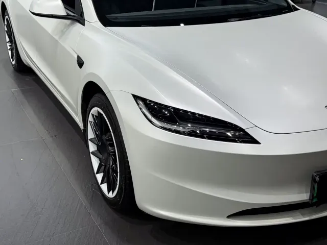 Tesla Model 3 — Фото автомобиля 18
