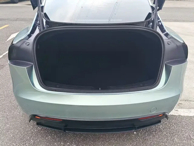 Tesla Model 3 — Фото автомобиля 8