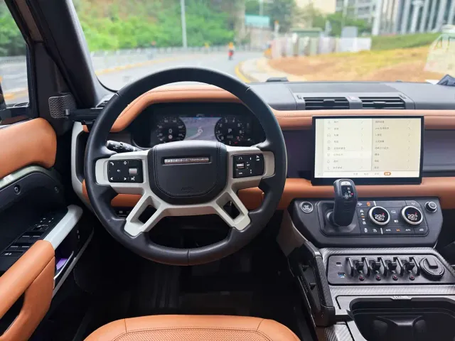 Land Rover Defender — Фото автомобиля 14