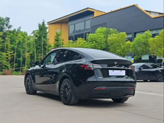Tesla Model Y — Фото автомобиля 8