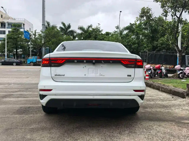 Geely Emgrand — Фото автомобиля 14