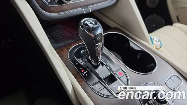 Bentley Bentayga Bentayga 4.0 V8 EWB Azure — Фото автомобиля 9