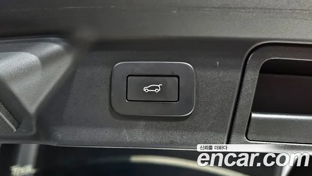 Land Rover Range Rover Velar Range Rover Velar 2.0 P250 R-Dynamic SE — Фото автомобиля 18