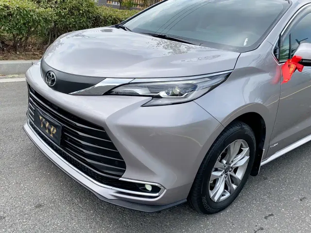 Toyota Sienna — Фото автомобиля 4