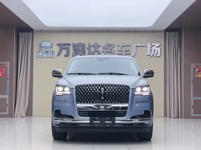 Lincoln Navigator One — Фото автомобиля 2