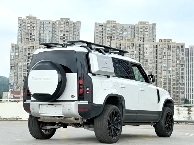Land Rover Defender — Фото автомобиля 10