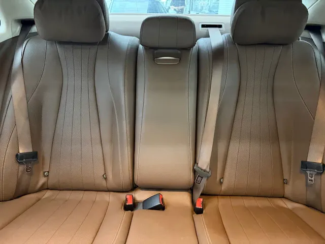 Mercedes-Benz E-Class — Фото автомобиля 6