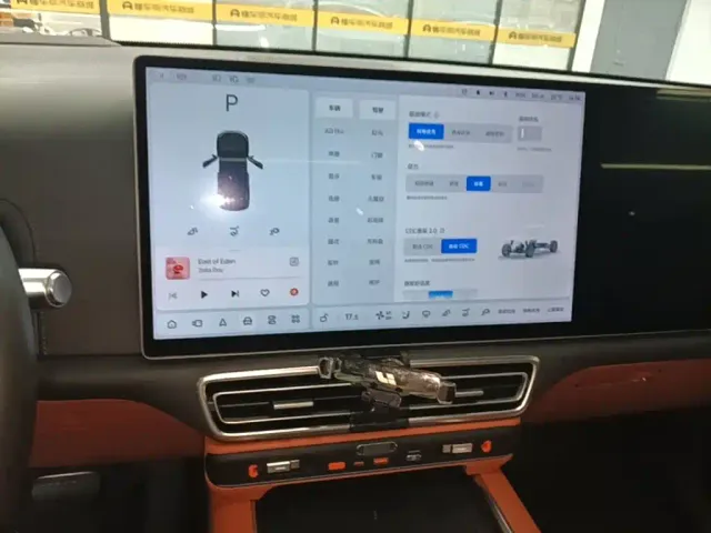 Li Auto L8 — Фото автомобиля 12
