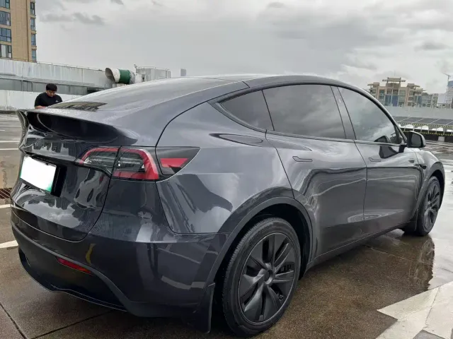 Tesla Model Y — Фото автомобиля 9