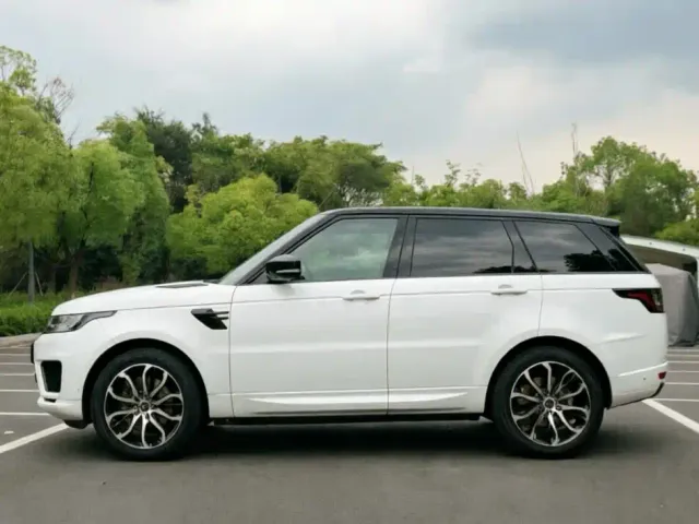 Land Rover Range Rover Sport 2022 3.0 L6 Gloss Black Edition — Фото автомобиля 3