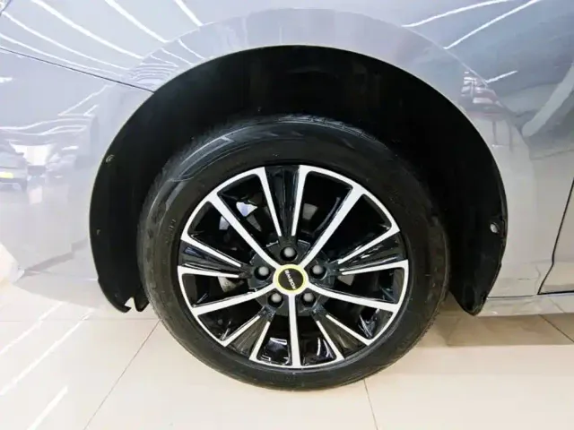 Roewe i5 — Фото автомобиля 9