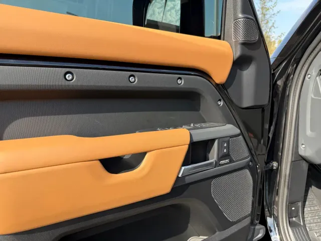 Land Rover Defender — Фото автомобиля 11