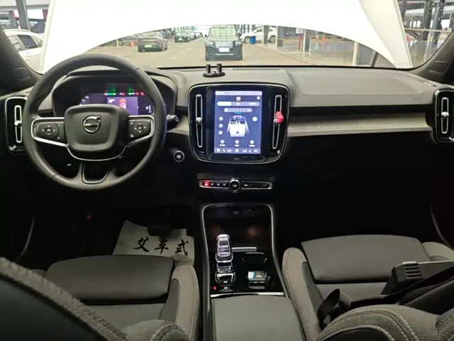 Volvo XC40 — Фото автомобиля 12