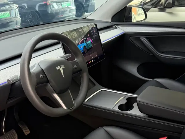 Tesla Model Y — Фото автомобиля 8