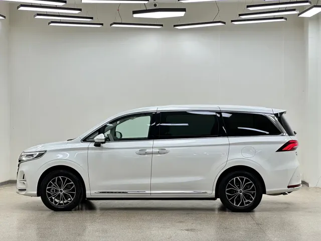 Roewe iMAX8 — Фото автомобиля 7