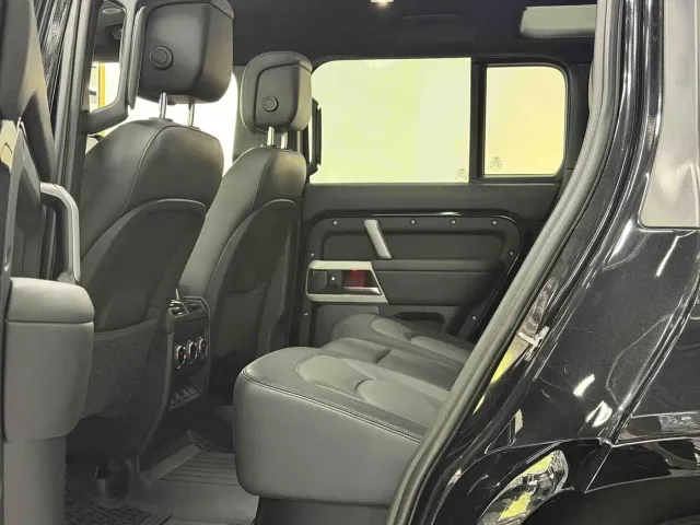 Land Rover Defender — Фото автомобиля 9