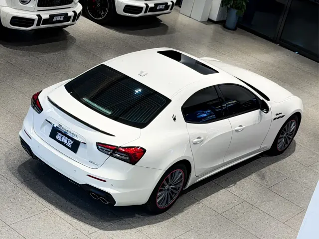 Maserati Ghibli — Фото автомобиля 21