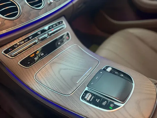 Mercedes-Benz E-Class — Фото автомобиля 22