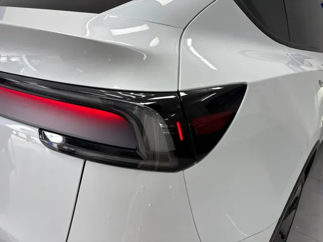 Tesla Model Y — Фото автомобиля 19