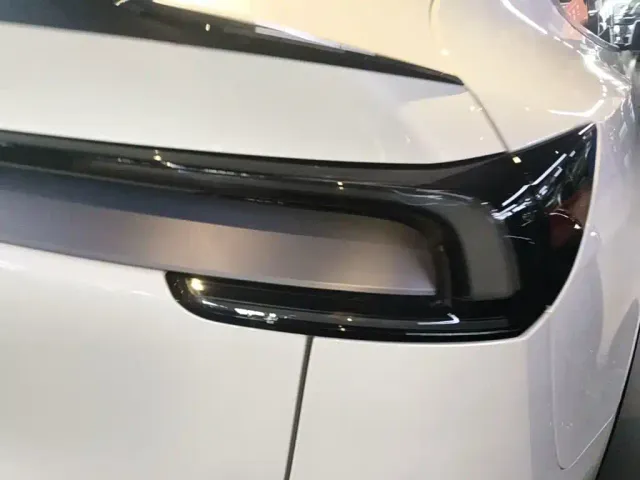 Tesla Model Y L — Фото автомобиля 7