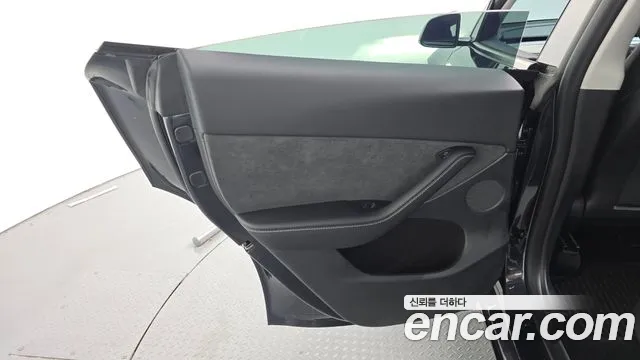 Tesla Model Y — Фото автомобиля 14