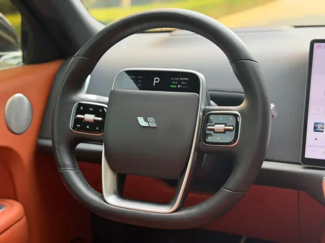 Li Auto L9 — Фото автомобиля 9