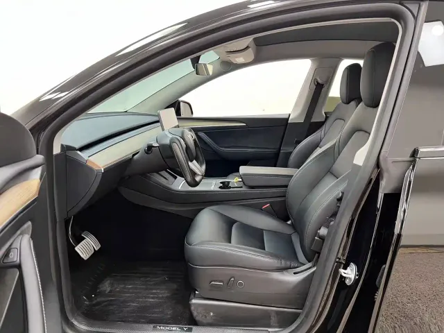 Tesla Model Y — Фото автомобиля 14